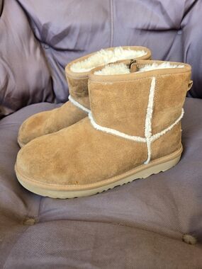Classic Short UGG Shearling Suede Boot - Chestnut